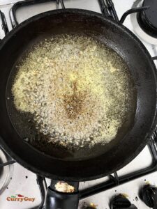 Frying mustard seeds in oil