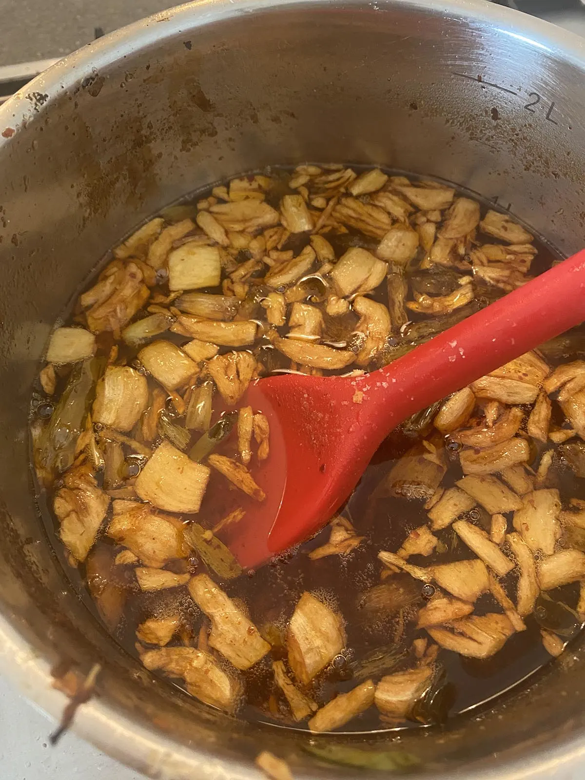Making chilli garlic oil