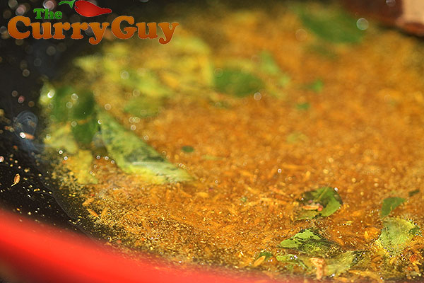 adding curry leaves to curry