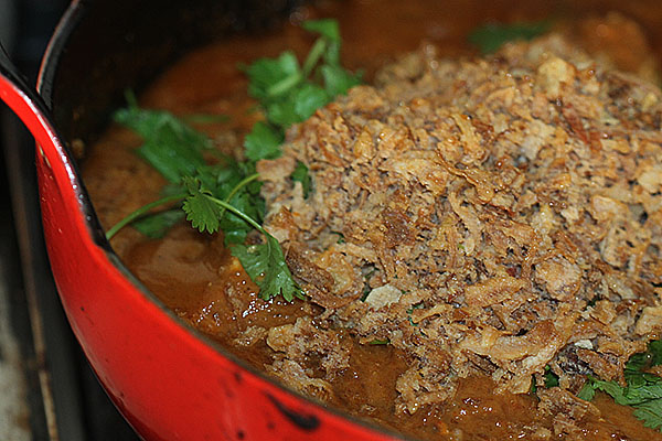 Making chicken dopiaza curry
