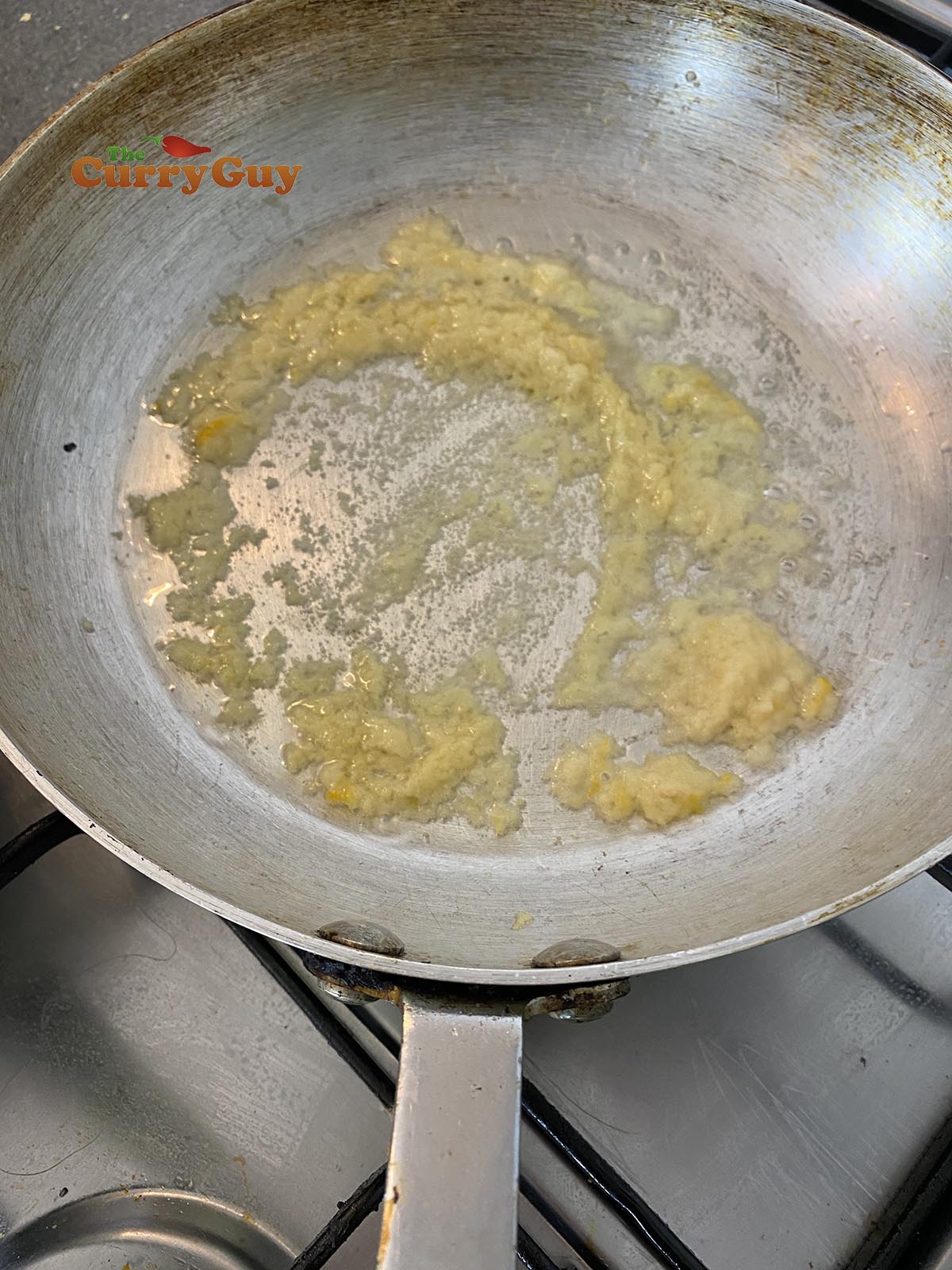 Frying garlic and ginger paste.