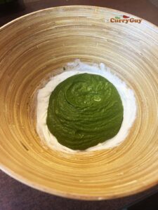 Adding green marinade to yoghurt