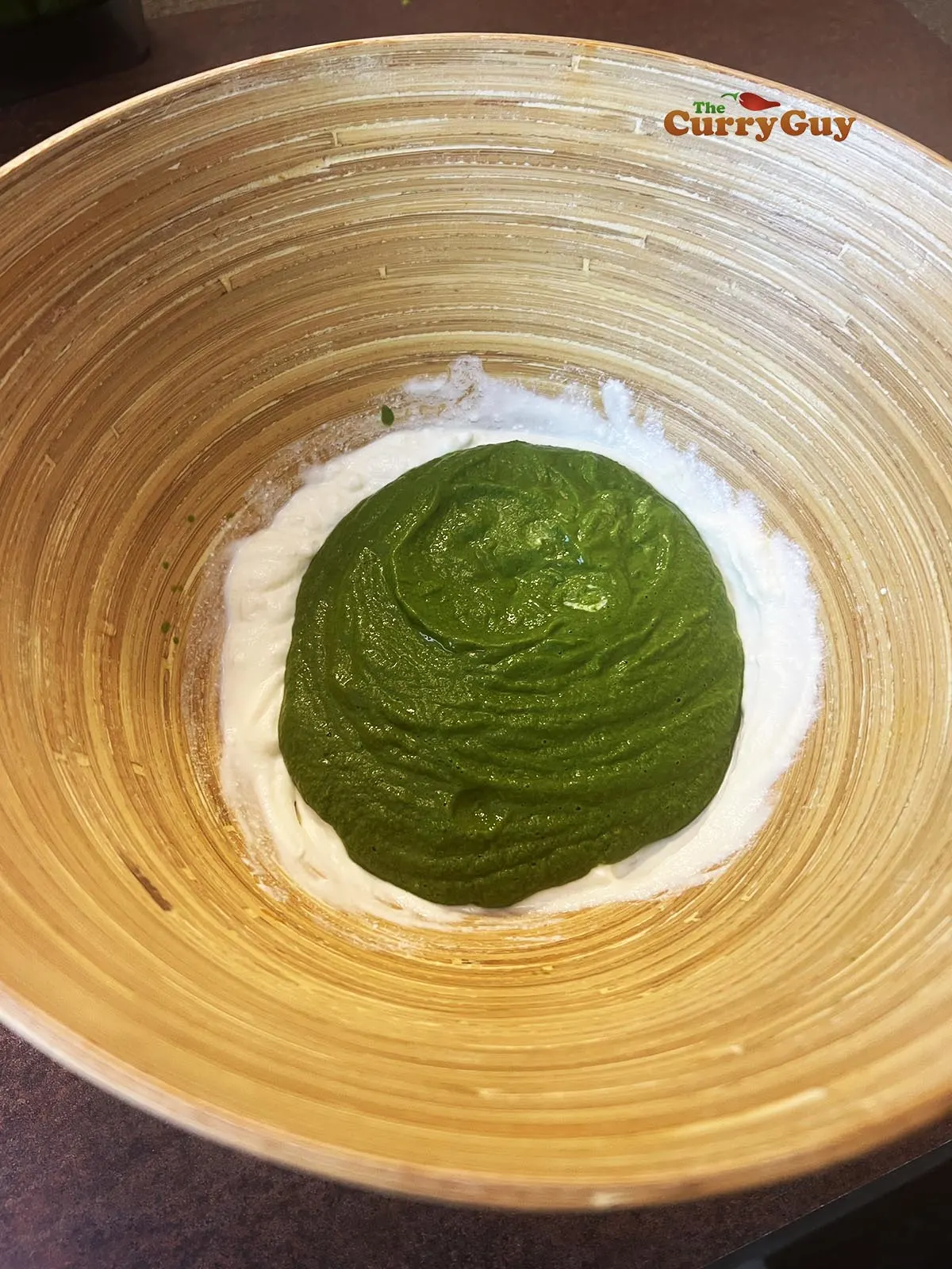 Adding green marinade to yoghurt