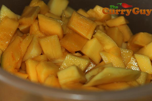 Making mango chuteny