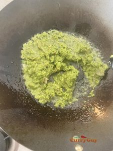 Frying green curry paste
