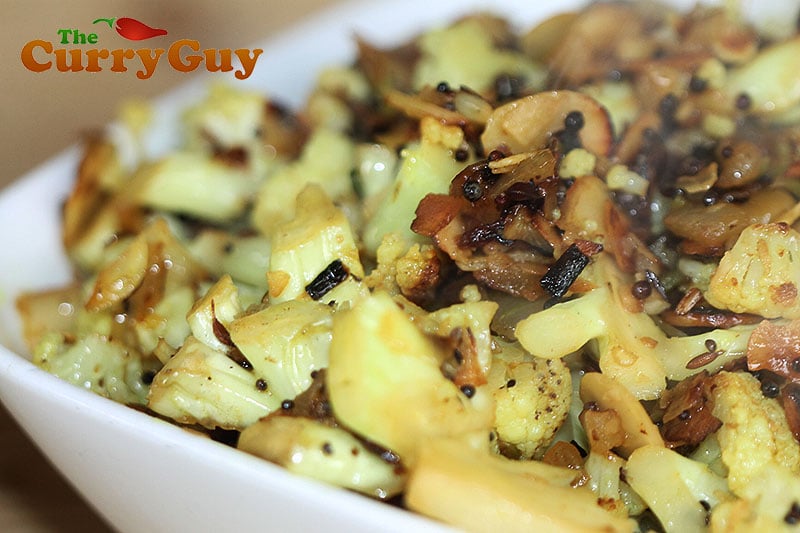 Chou-fleur frit rapide avec noix de coco & amandes