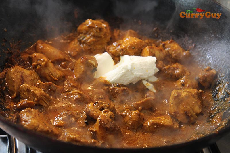 Making cumin chicken curry