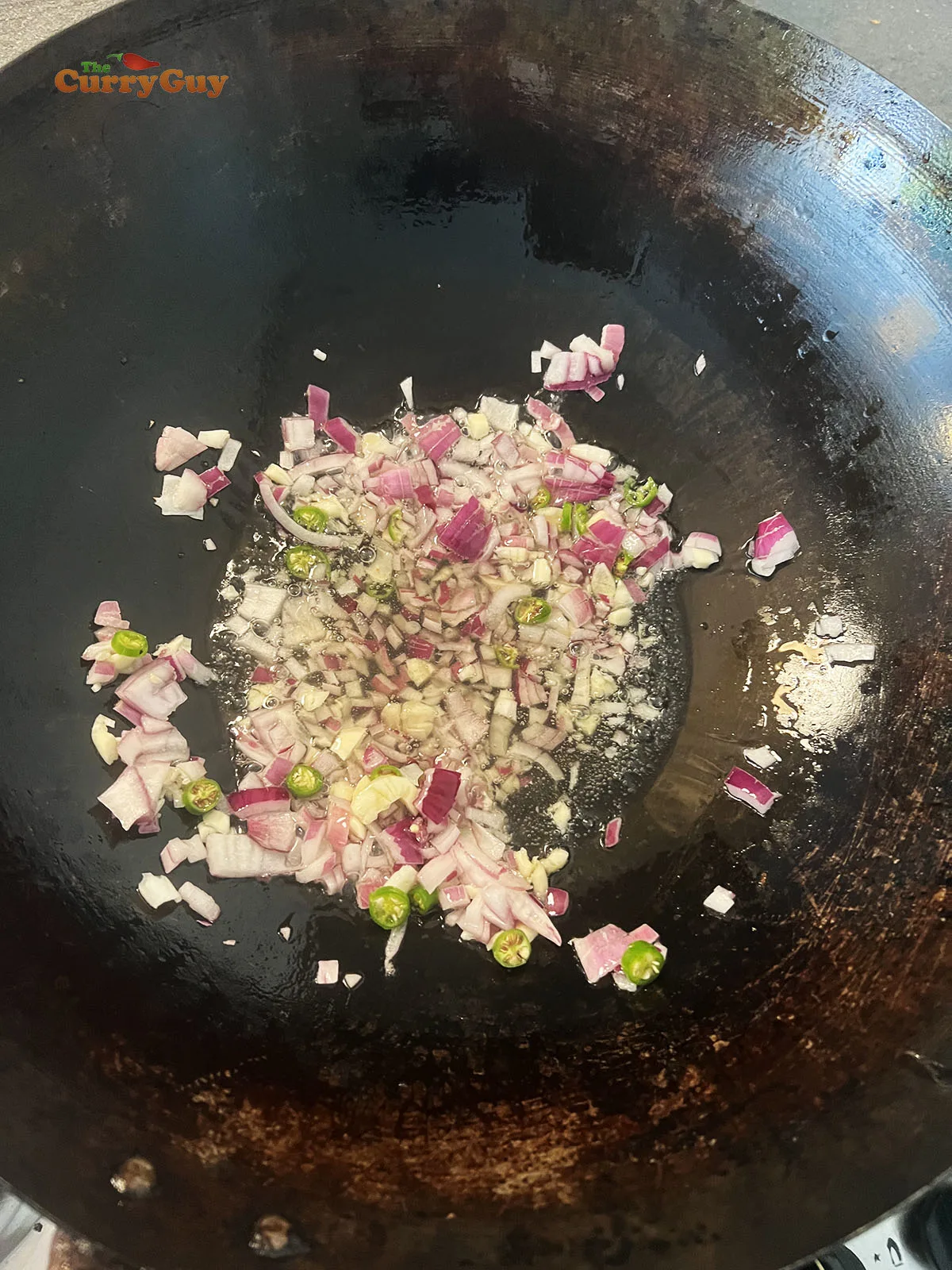 Adding aromatic ingredients to the wok