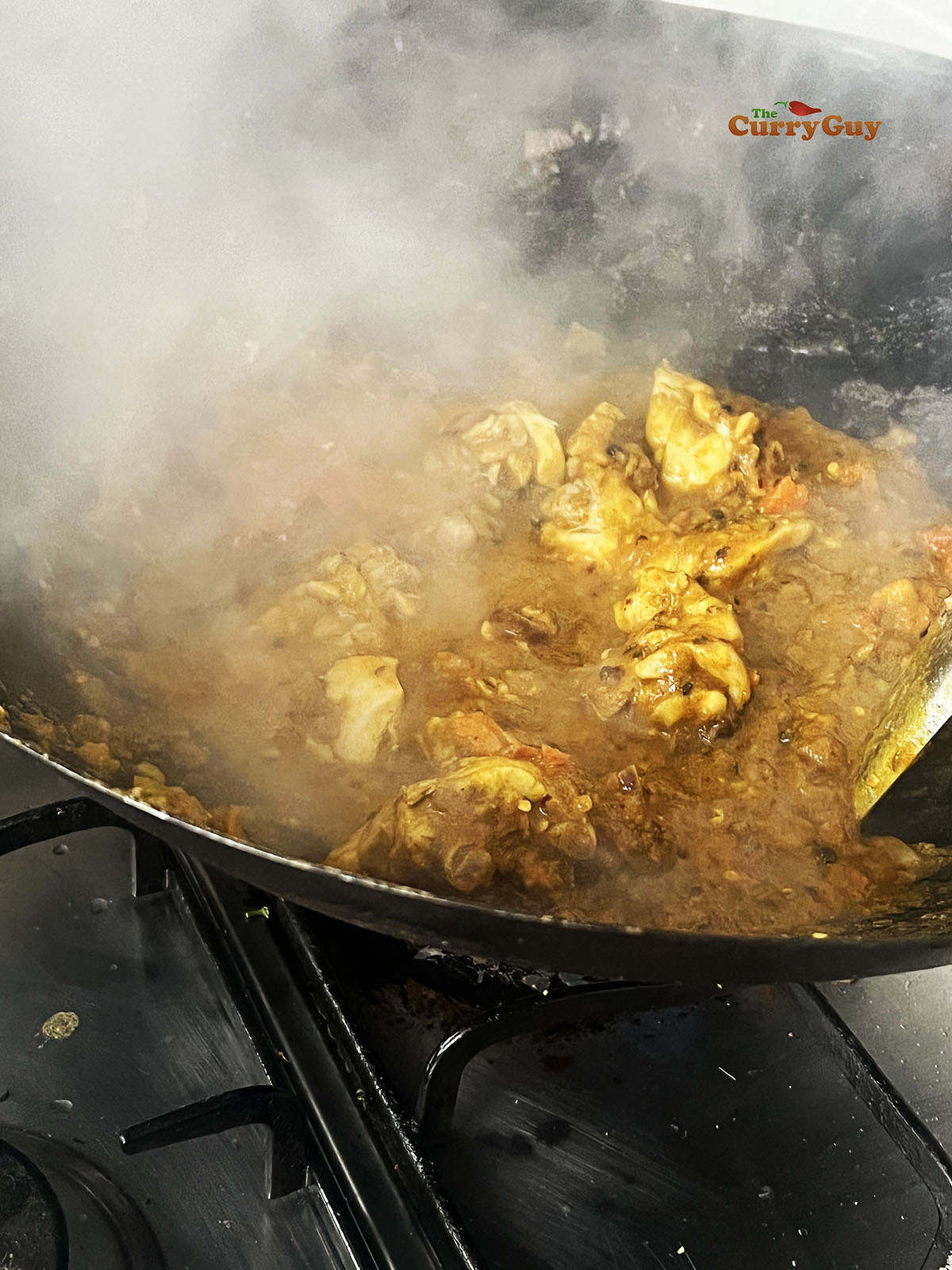 Simmering the curry over a high heat. 