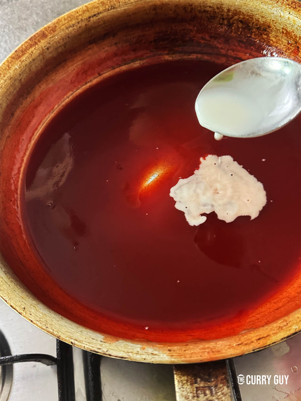 Adding the slurry to the sauce.