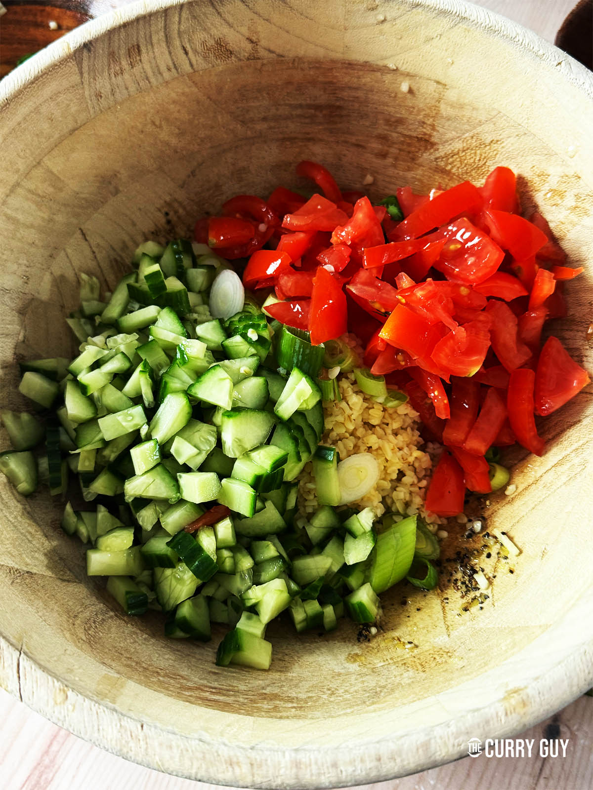 Ajout des légumes à la salade.
