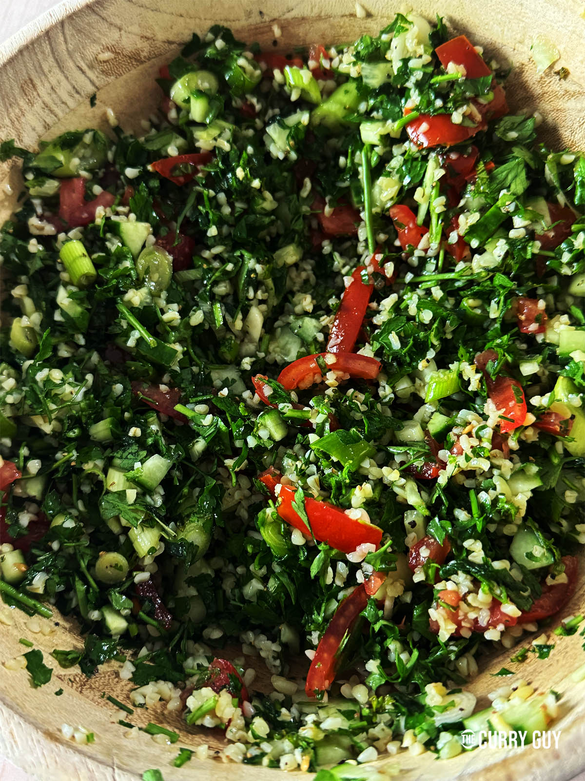 Mélange du tabbouleh dans le saladier.