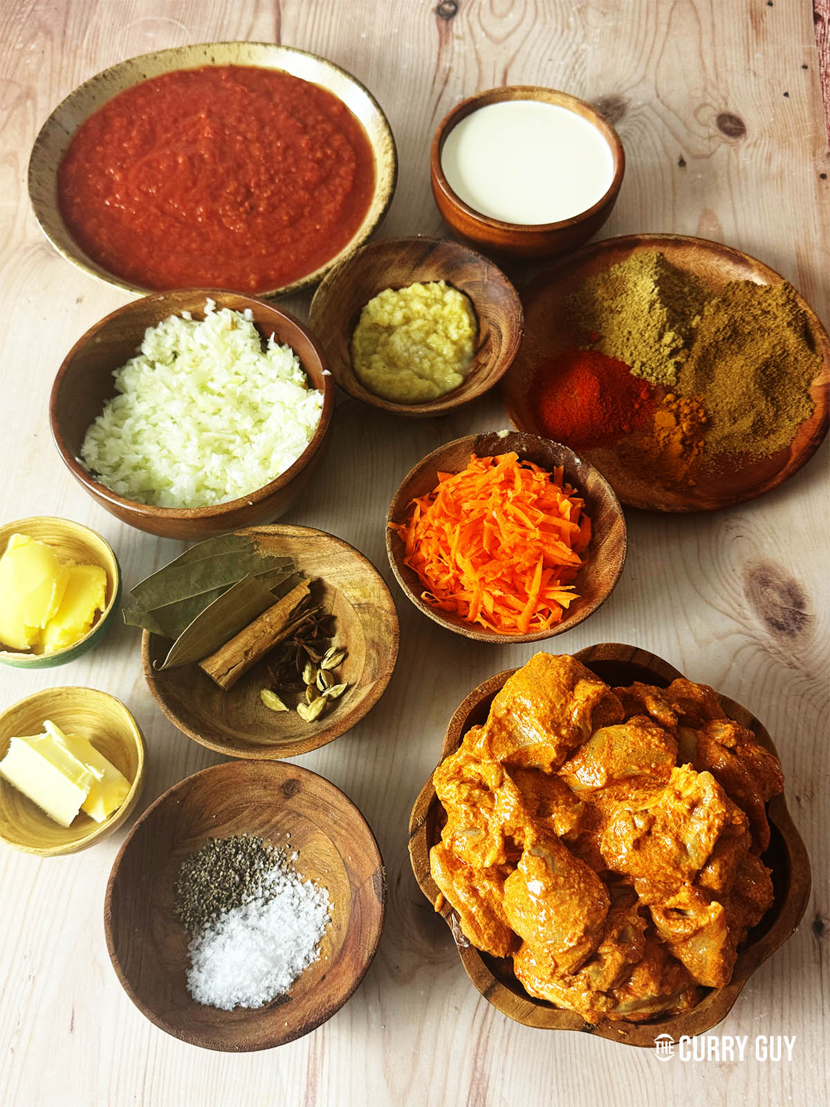 Les ingrédients de la recette disposés sur un comptoir.
