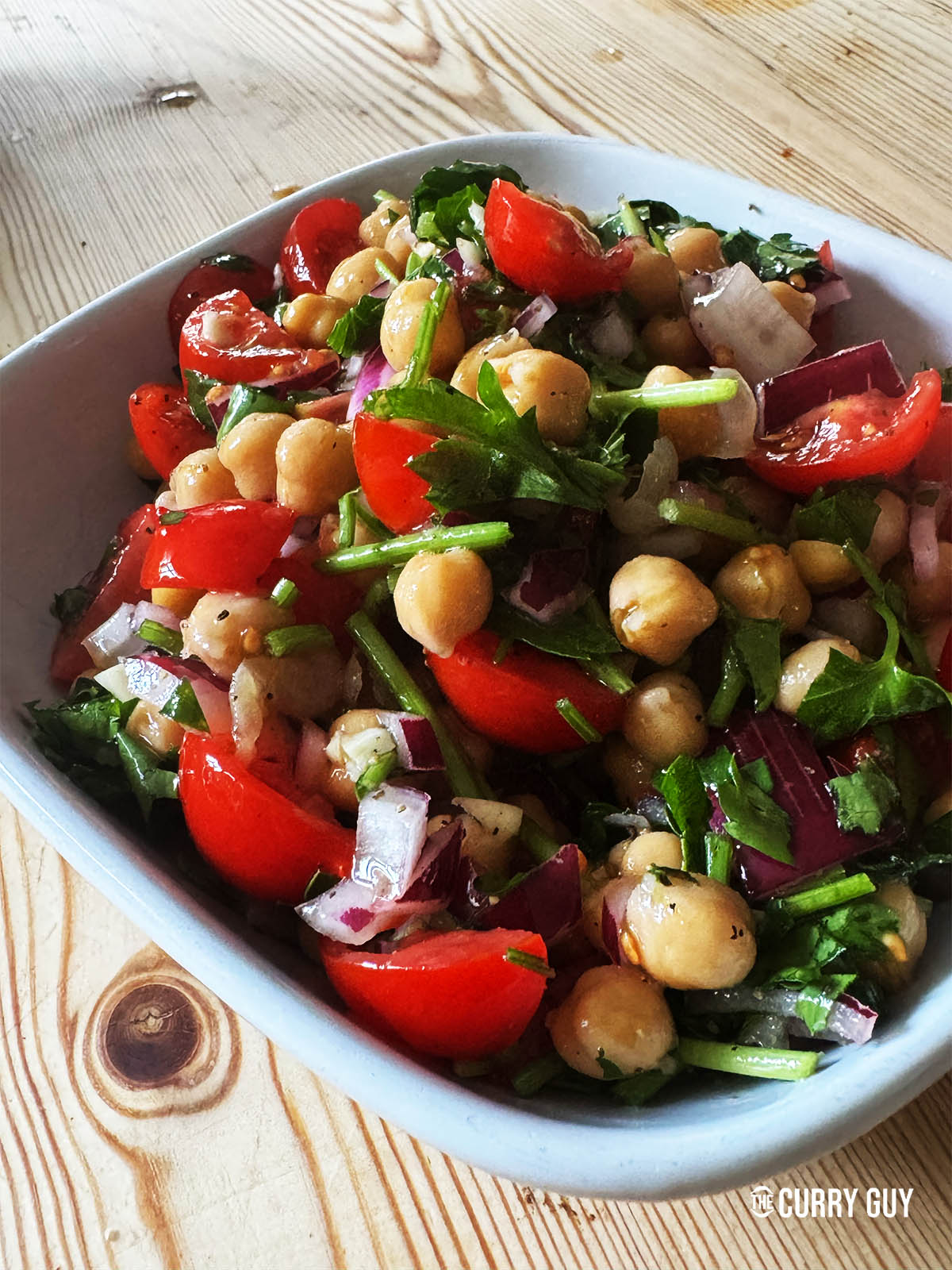 La salade de pois chiches terminée servie dans un bol