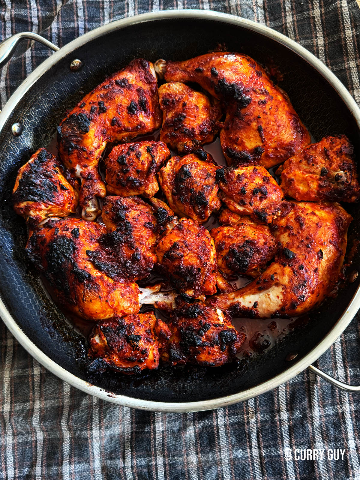 Poulet à la harissa dans la poêle où il a été cuit.