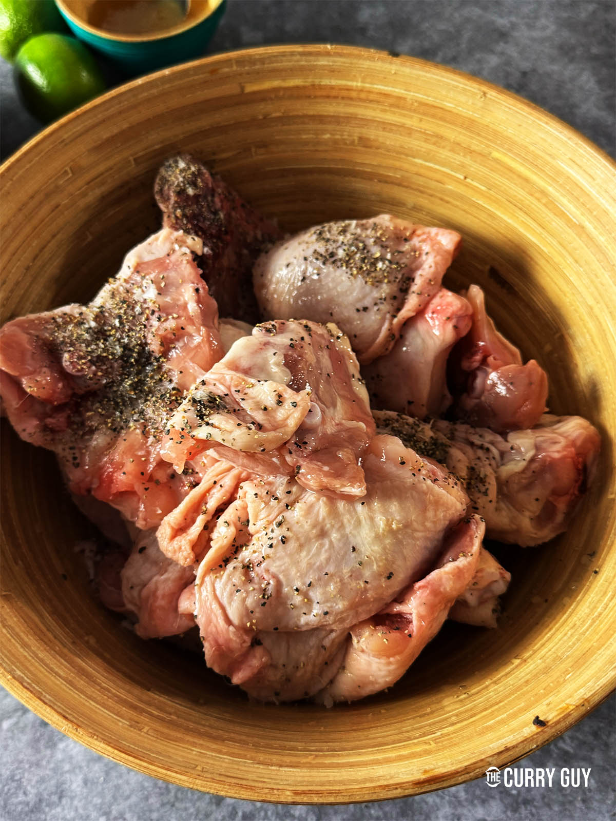 Marinade du poulet avec du sel, du poivre et du jus de citron.