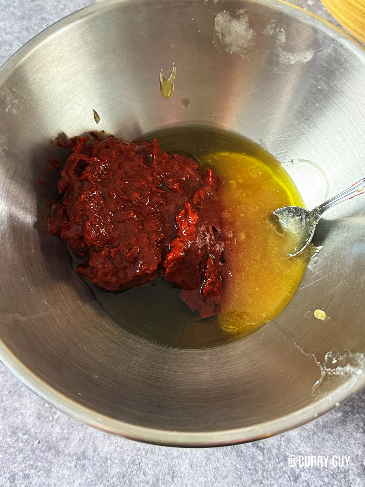 Mélanger la harissa, l'huile d'olive et le miel.