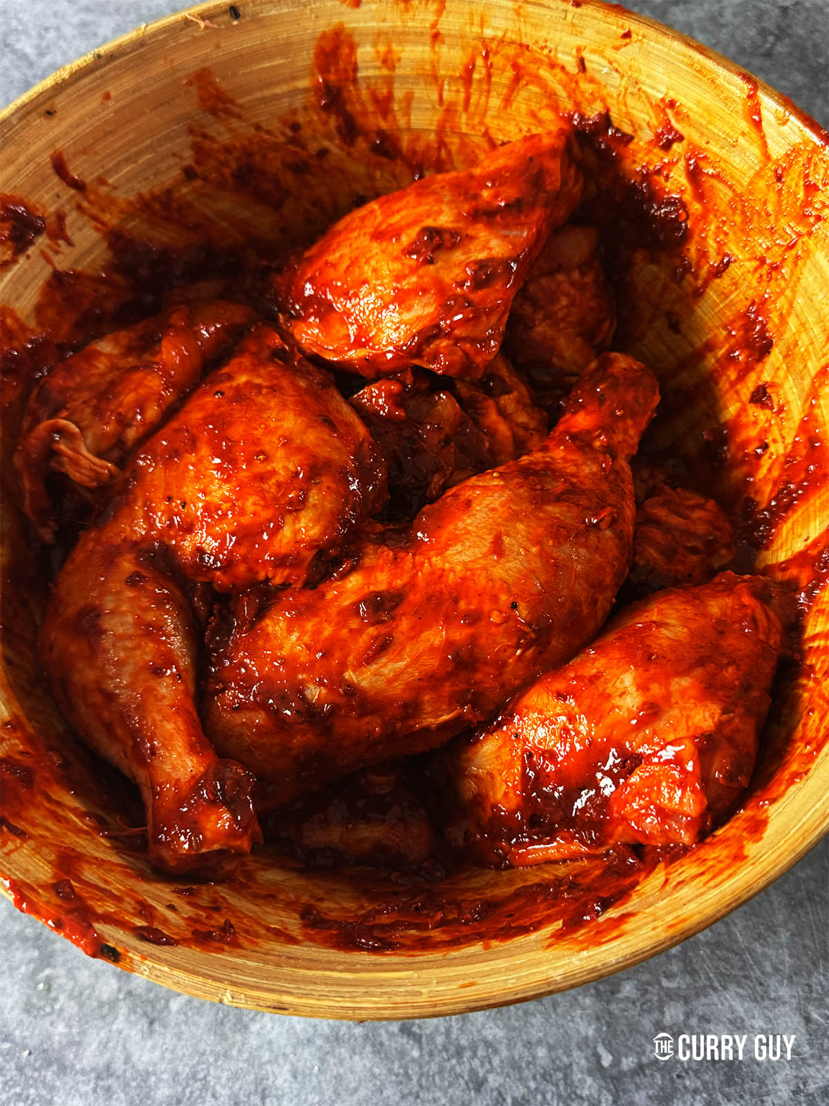 Frotter la marinade sur le poulet.