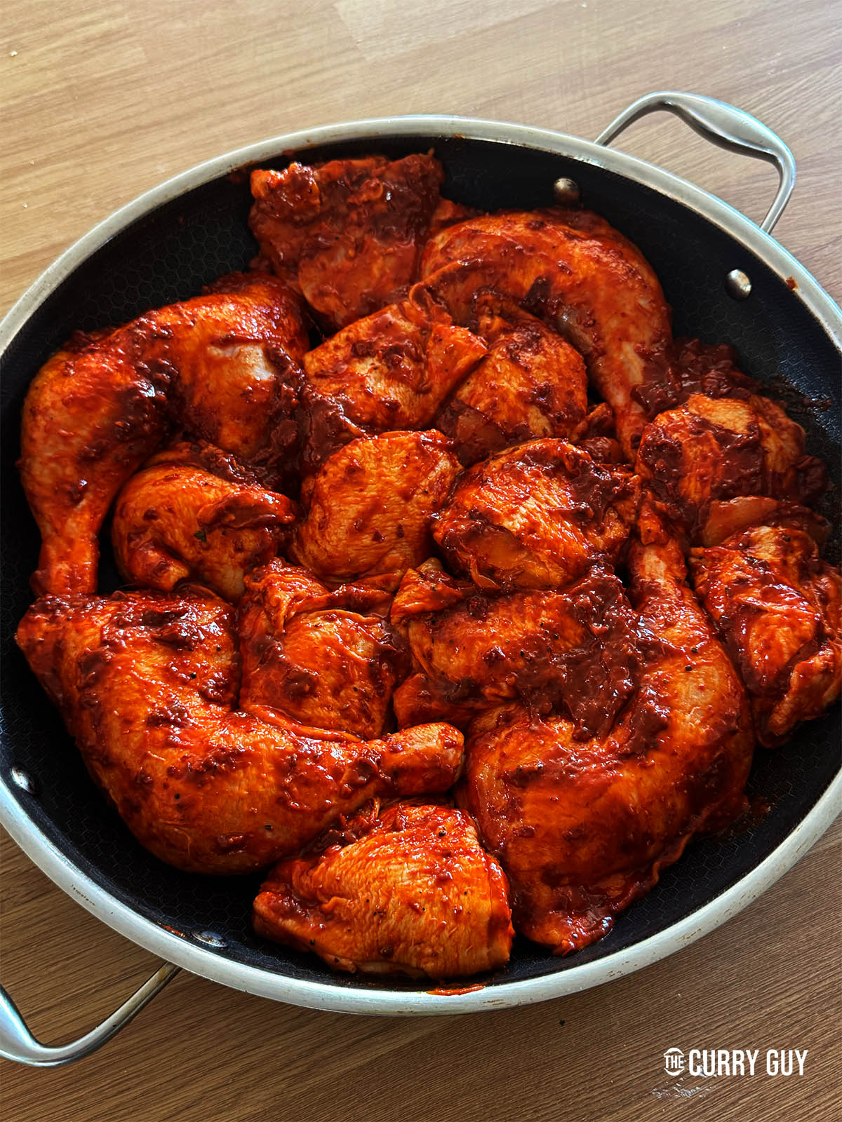 Le poulet dans un plat allant au four.