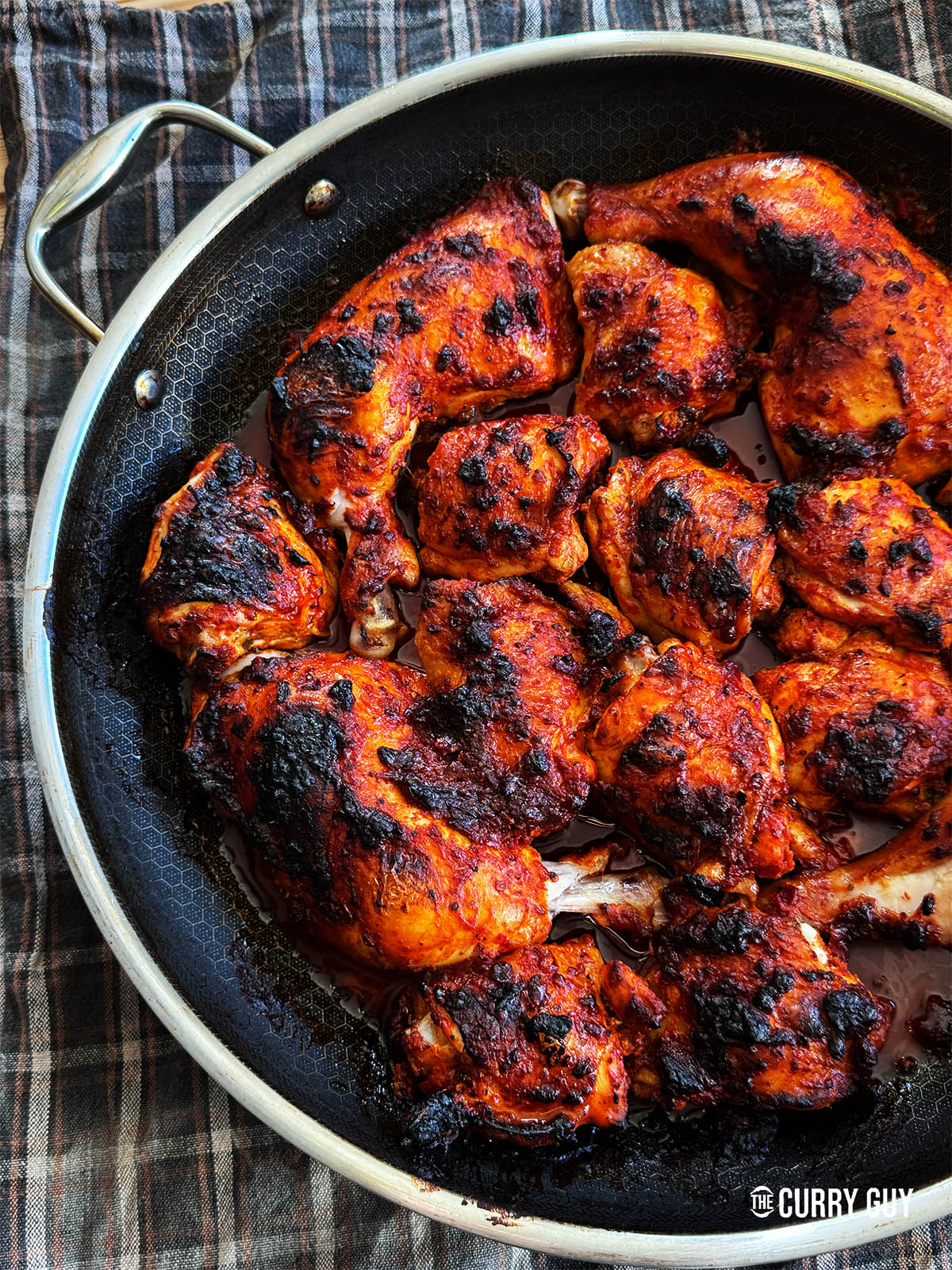 Poulet à la harissa dans une poêle.