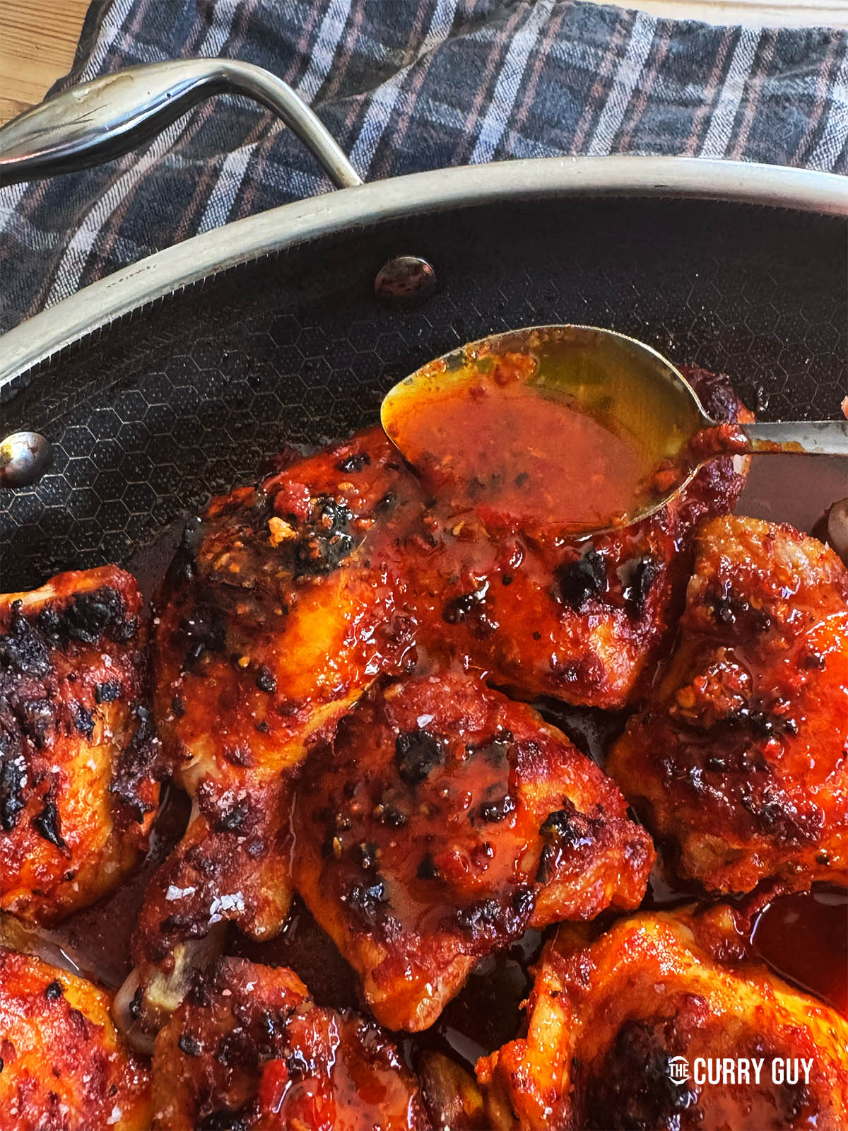 Arroser le poulet à la harissa dans la poêle.