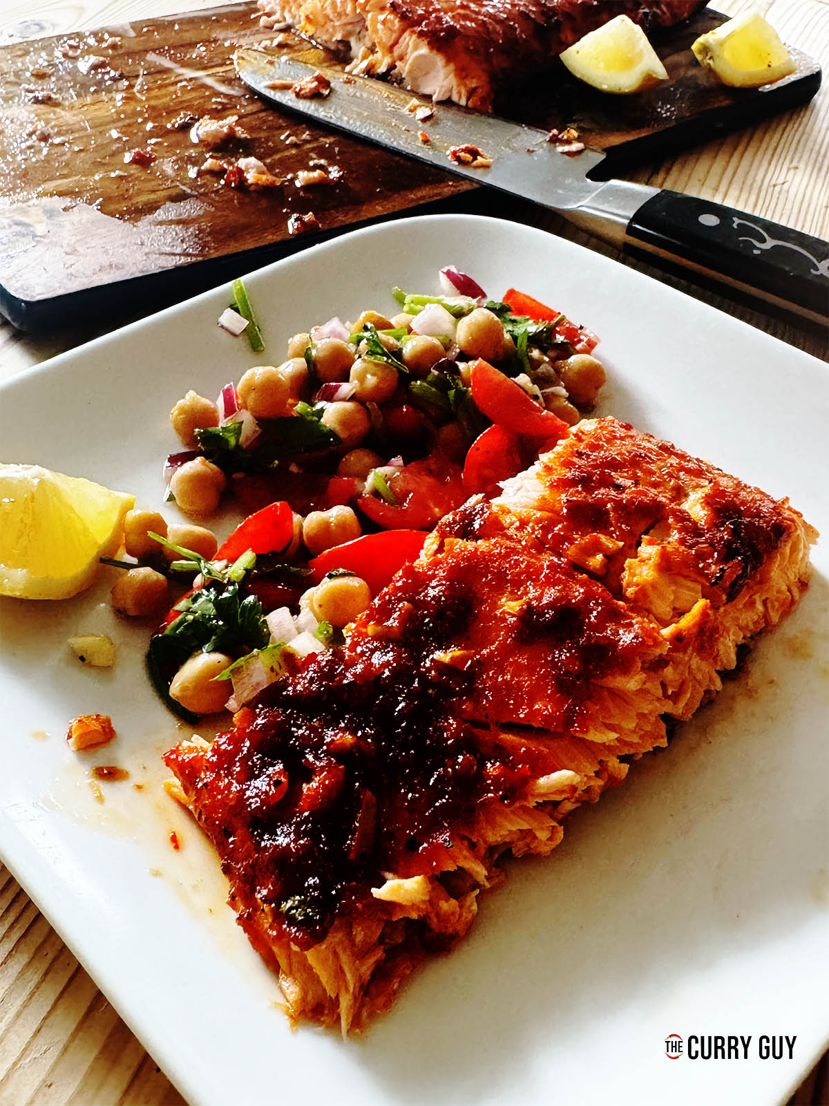 Saumon à la harissa sur un plateau de service avec une salade d'accompagnement.