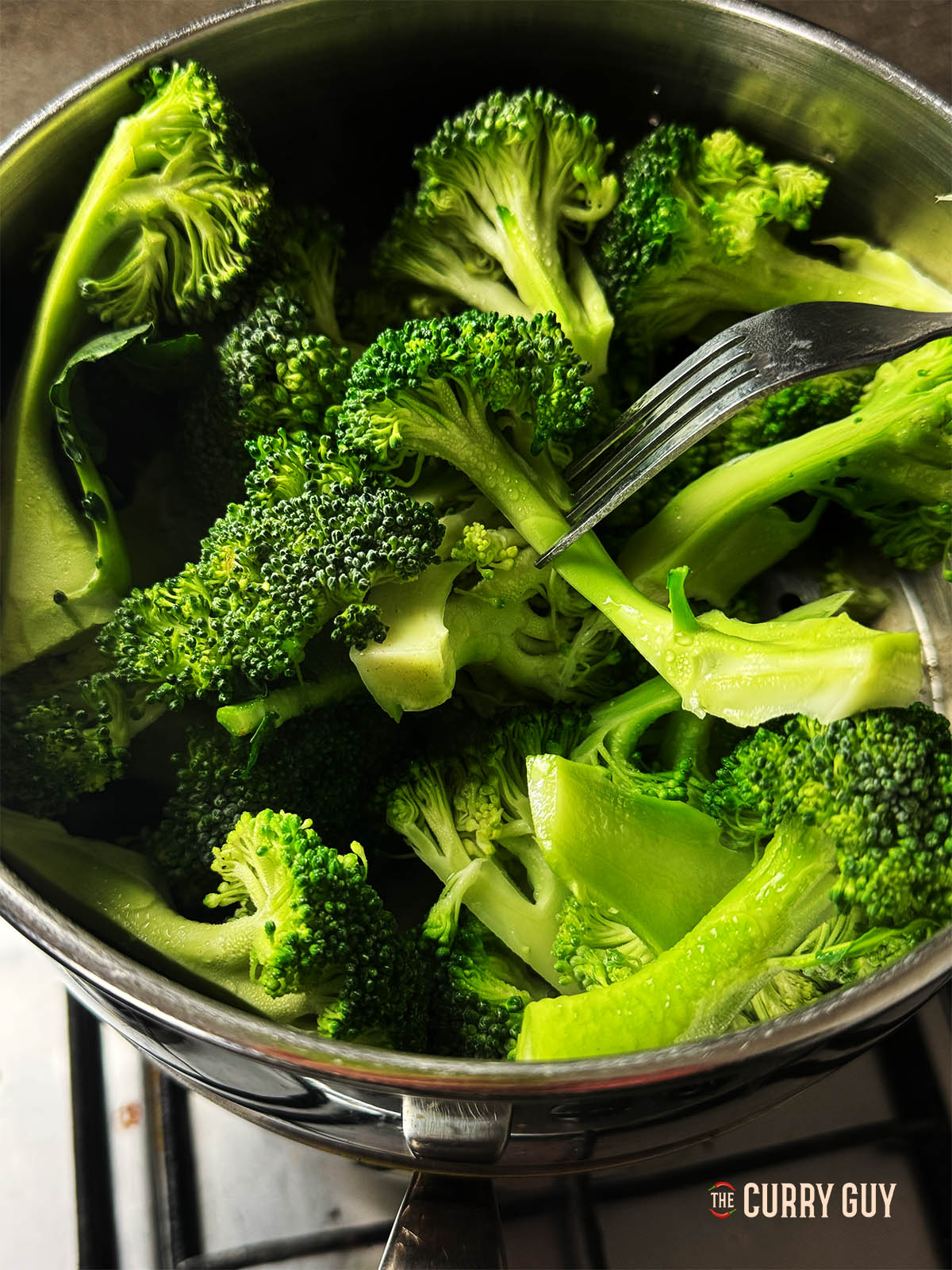 Brocoli cuisant à la vapeur.