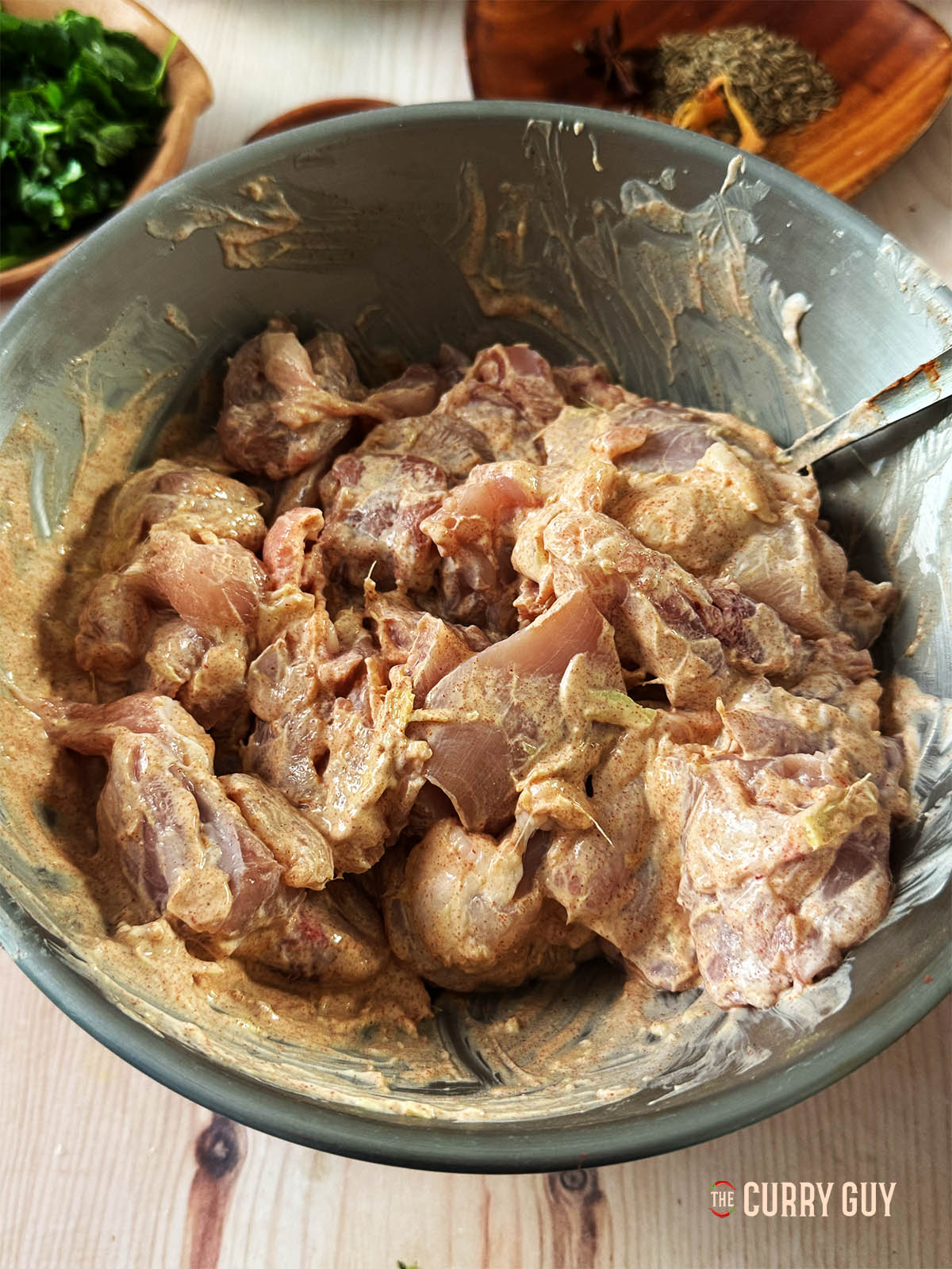 Ajout du poulet à la marinade pour mariner quelques minutes ou toute la nuit.