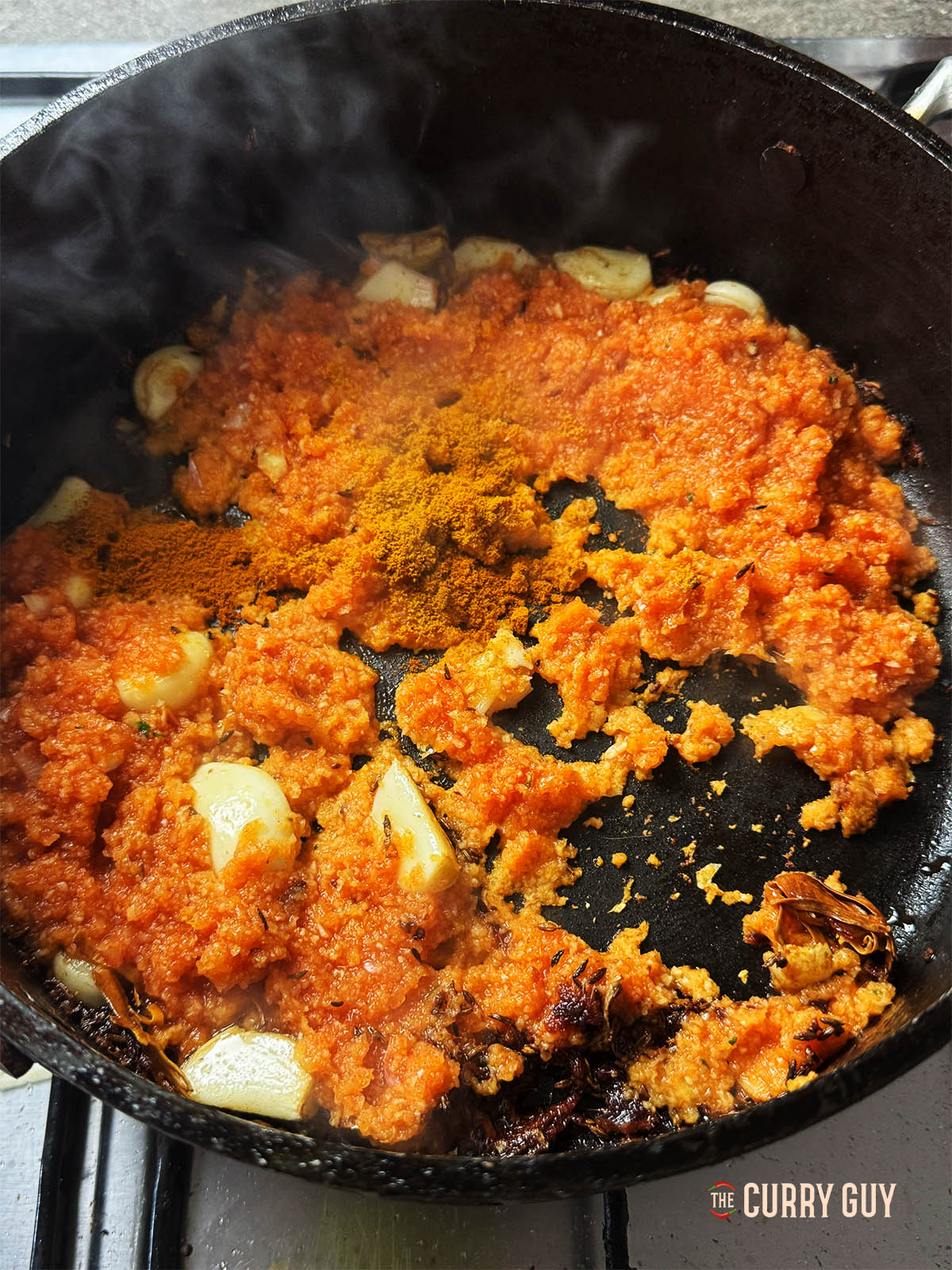 Ajout de la pâte d'oignon et d'ail à la poêle avec le reste du paprika.