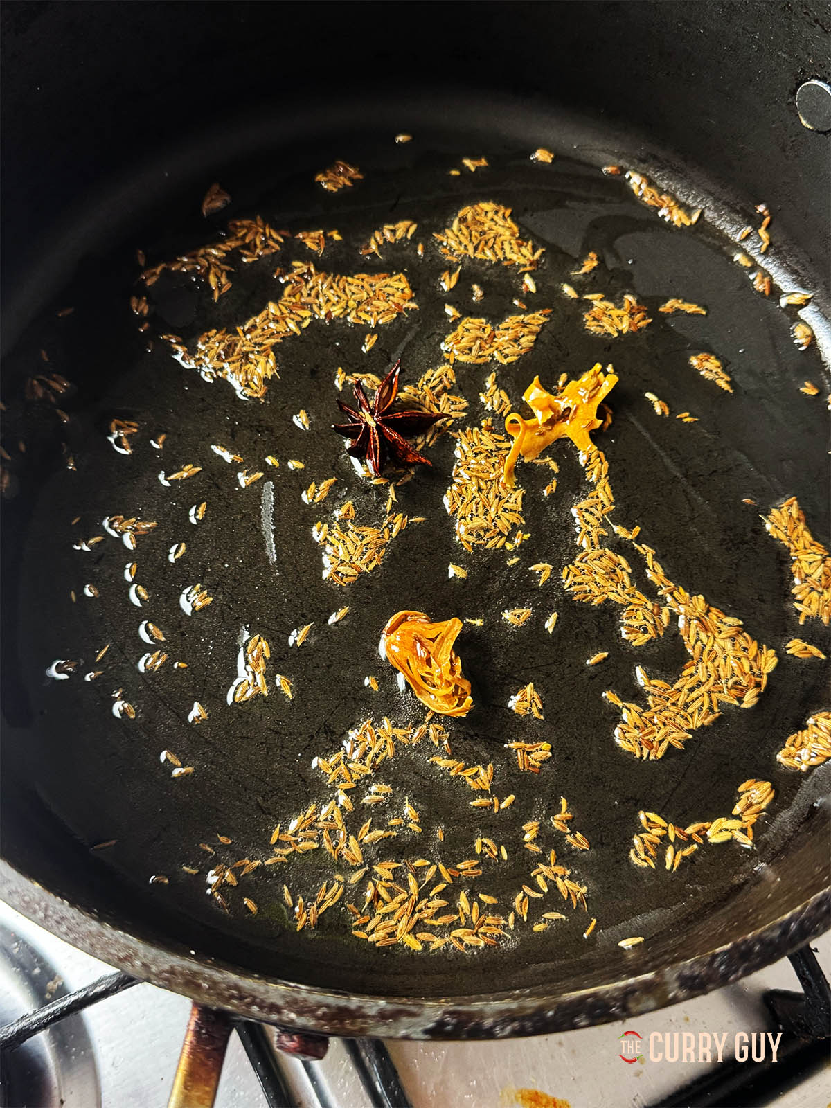 Infuser le macis, l'anis étoilé et les graines de cumin dans l'huile dans une poêle pendant environ 30 secondes.