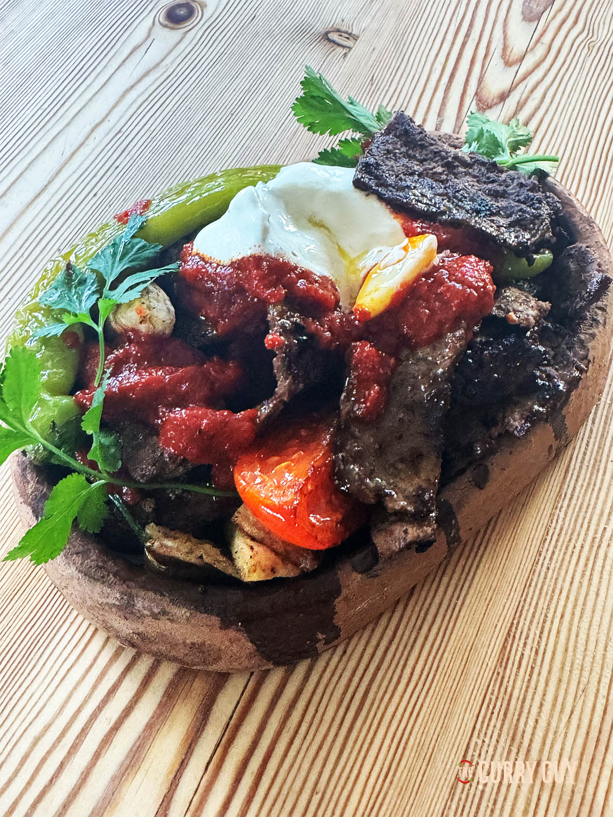 Kebab İskender dans un plat de service.