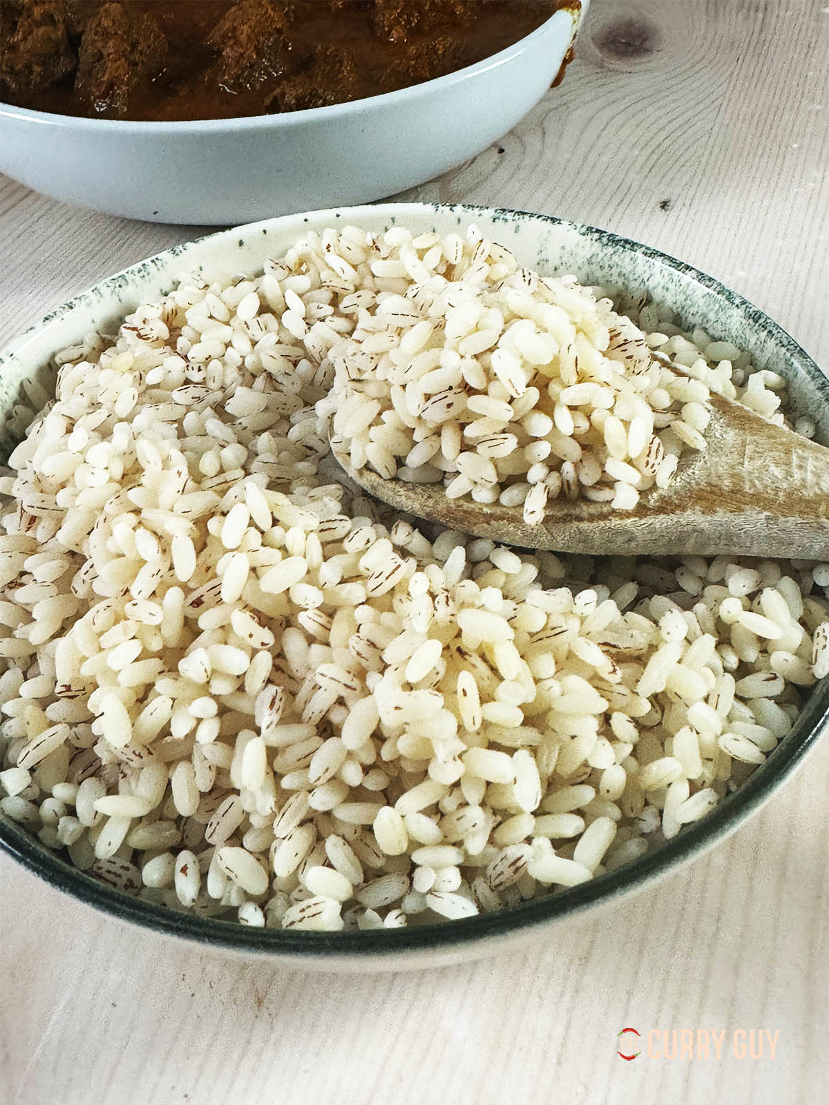 Riz Matta sur une cuillère dans un bol de service.