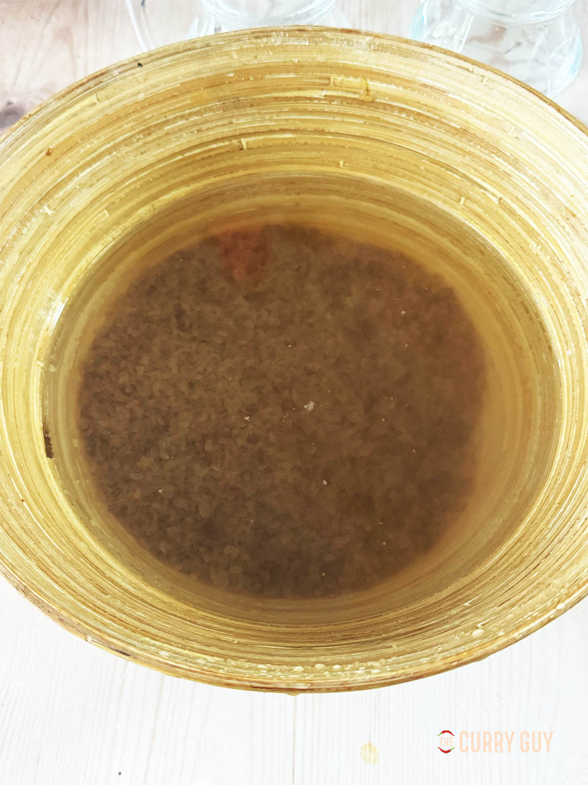 Le riz Matta lavé trempant dans de l'eau fraîche pendant 2 heures.
