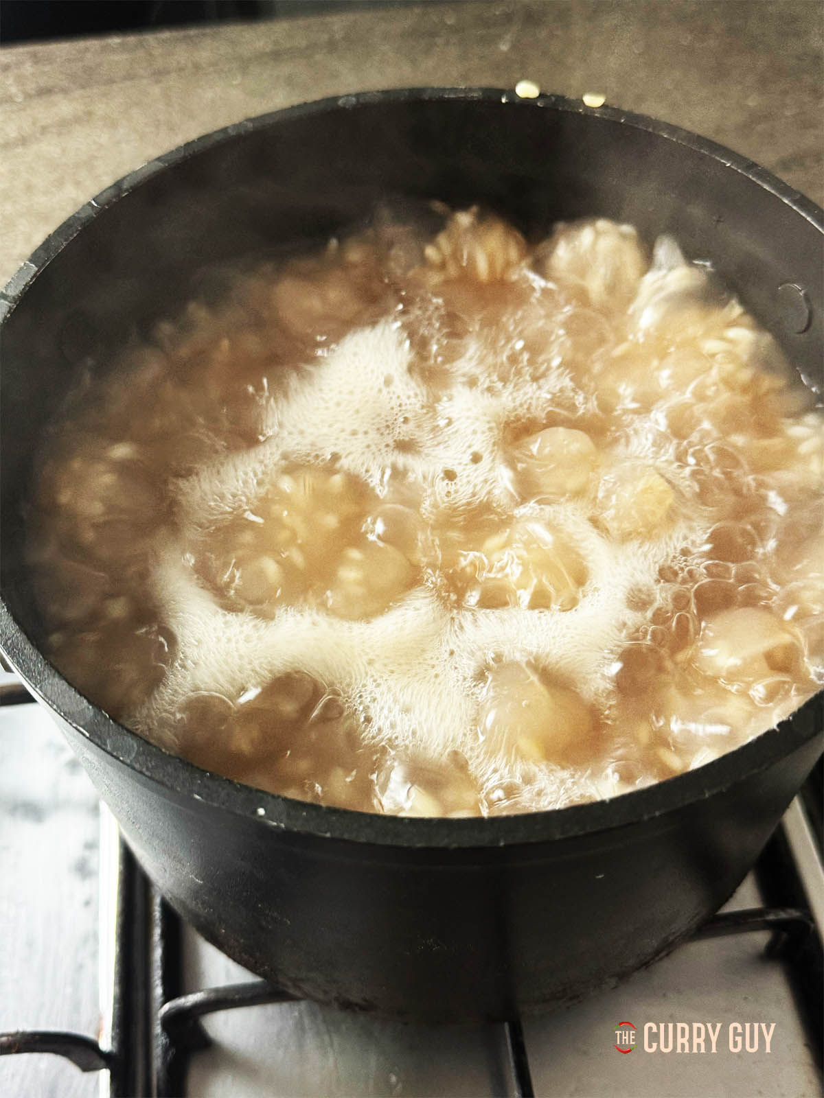 Ébullition du riz Matta dans une grande casserole.
