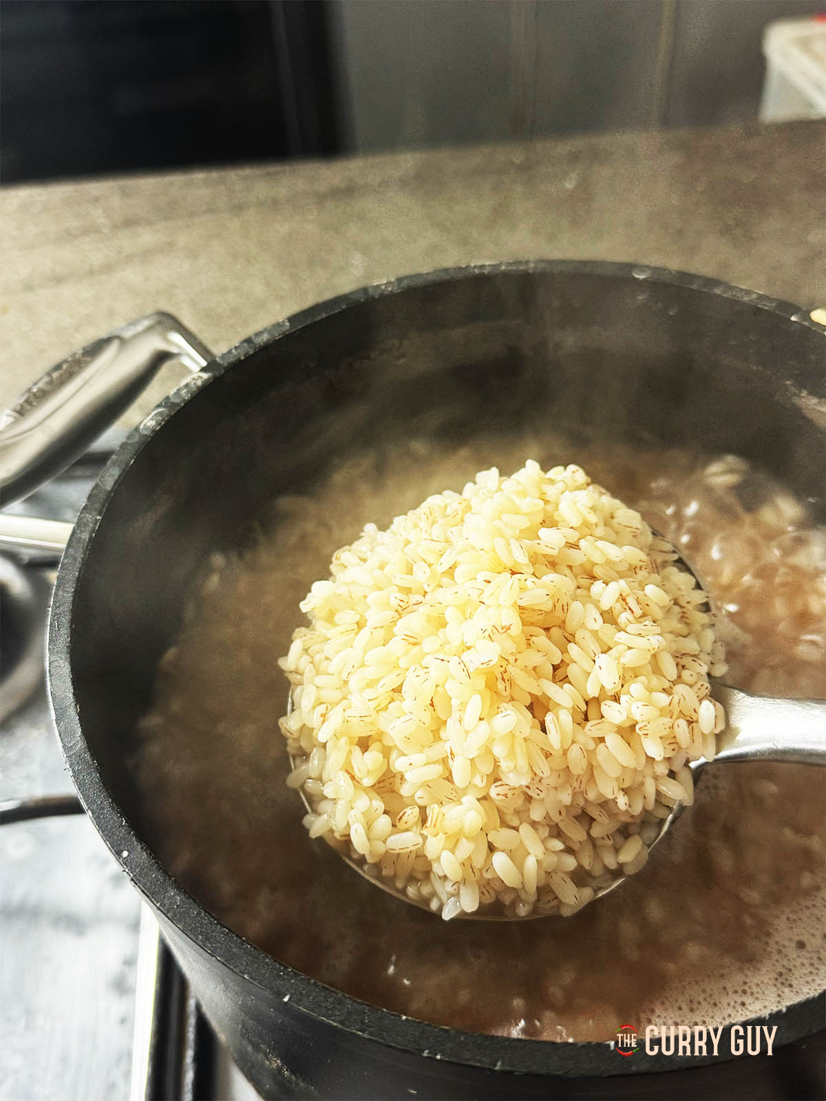 Montrant le riz cuit sur une cuillère.