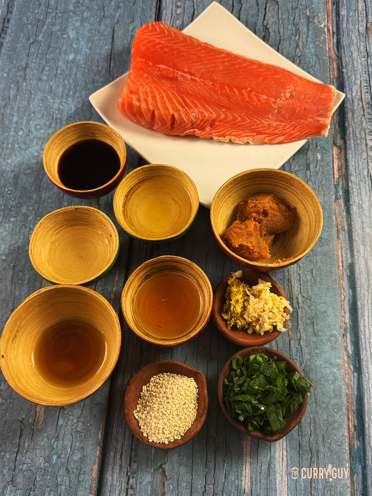 Les ingrédients pour la recette disposés sur un plan de travail.