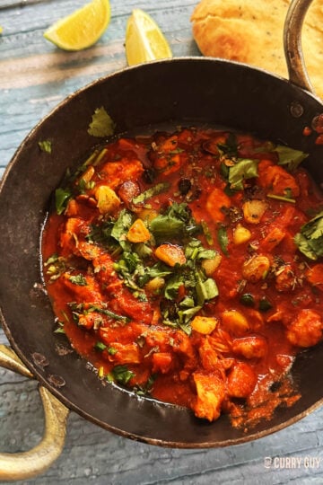 Slow cooker chicken chilli garlic curry