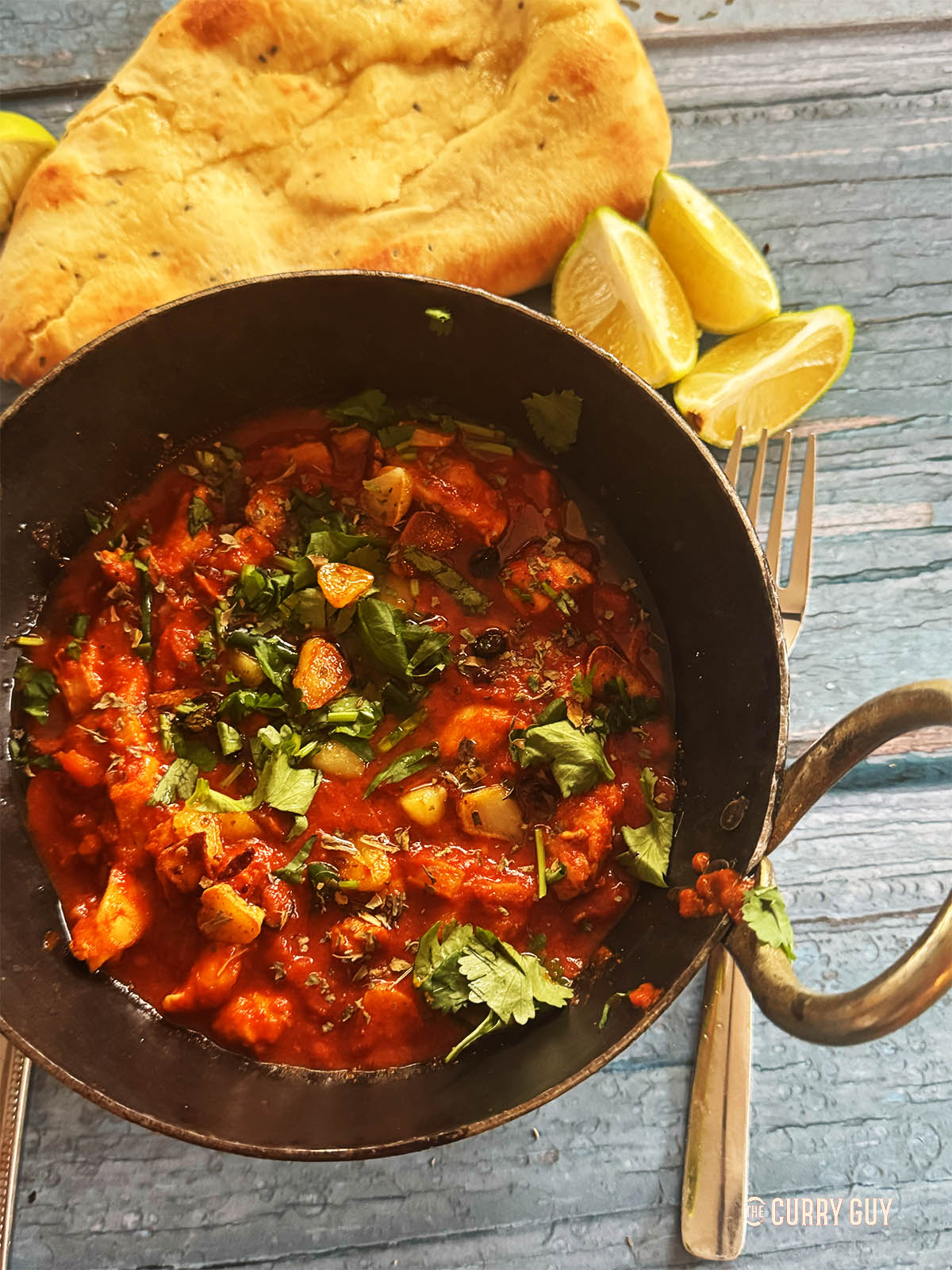 Curry de poulet au piment à l'ail à côté des naans.