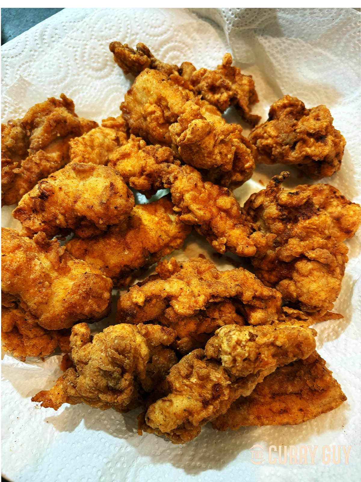 The chicken on a paper towel.